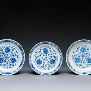 Three Chinese blue and white 'lotus scroll' plates, Guangxu mark and of the period — 照片 2