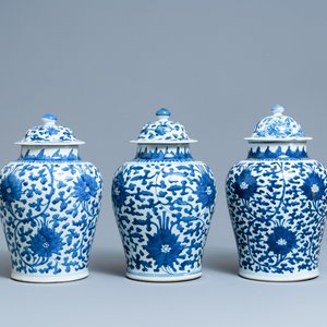 Three Chinese blue and white 'lotus scroll' vases and covers, Transitional period/Kangxi — 照片 1