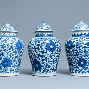 Three Chinese blue and white 'lotus scroll' vases and covers, Transitional period/Kangxi — 照片 3
