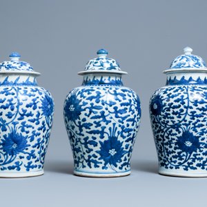 Three Chinese blue and white 'lotus scroll' vases and covers, Transitional period/Kangxi — 照片 5