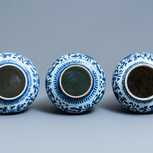 Three Chinese blue and white 'lotus scroll' vases and covers, Transitional period/Kangxi — 照片 6