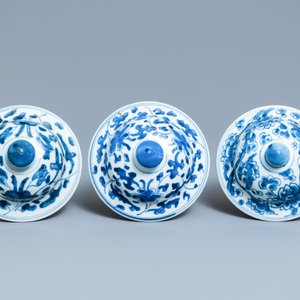 Three Chinese blue and white 'lotus scroll' vases and covers, Transitional period/Kangxi — 照片 8