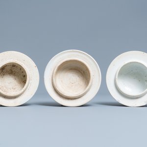 Three Chinese blue and white 'lotus scroll' vases and covers, Transitional period/Kangxi — 照片 9