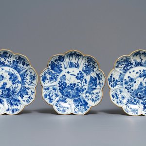 Three Chinese blue and white lotus-shaped plates, Kangxi — 照片 1