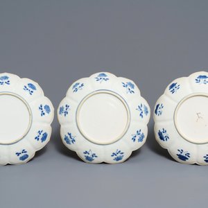 Three Chinese blue and white lotus-shaped plates, Kangxi — 照片 2