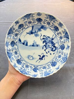 Three Chinese blue and white ’Mu Lan Qiu Xian 木蘭秋獮' plates, Kangxi — 照片 4