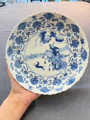 Three Chinese blue and white ’Mu Lan Qiu Xian 木蘭秋獮' plates, Kangxi — 照片 7