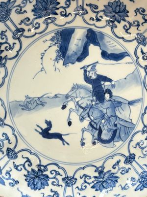 Three Chinese blue and white ’Mu Lan Qiu Xian 木蘭秋獮' plates, Kangxi — 照片 8