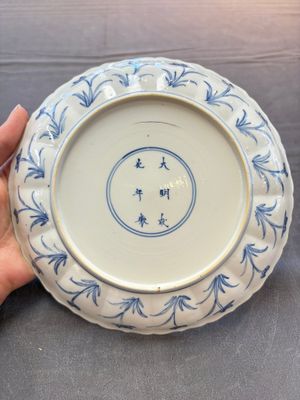 Three Chinese blue and white ’Mu Lan Qiu Xian 木蘭秋獮' plates, Kangxi — 照片 9
