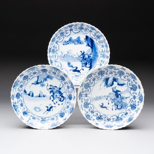 Three Chinese blue and white ’Mu Lan Qiu Xian 木蘭秋獮' plates, Kangxi — 照片 1