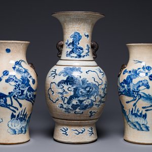 Three Chinese blue and white Nanking crackle-glazed vases, Chenghua mark, 19th C. — photo 1