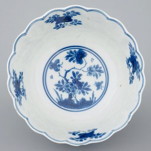 Three Chinese blue and white plates and a lotus shaped cup and saucer, Kangxi — 照片 7