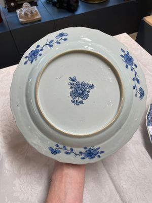Three Chinese blue and white plates, three saucers and an octagonal dish, Qianlong — 照片 12