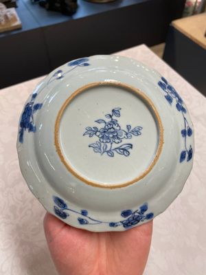 Three Chinese blue and white plates, three saucers and an octagonal dish, Qianlong — 照片 23