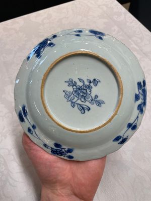 Three Chinese blue and white plates, three saucers and an octagonal dish, Qianlong — 照片 26