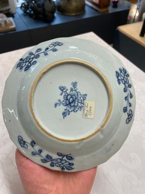 Three Chinese blue and white plates, three saucers and an octagonal dish, Qianlong — 照片 31