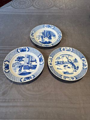 Three Chinese blue and white plates with figural design, Chenghua and Kangxi mark, Kangxi — photo 1