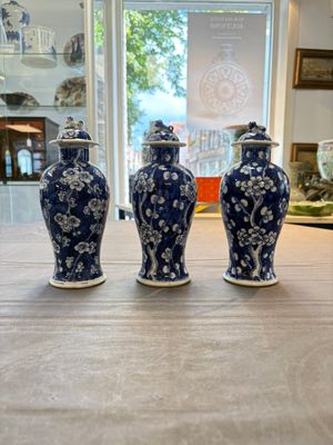 Three Chinese blue and white 'plum blossom' vases and covers, Kangxi mark, 19th C. — 照片 1