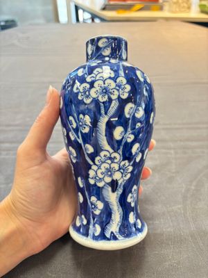 Three Chinese blue and white 'plum blossom' vases and covers, Kangxi mark, 19th C. — 照片 11