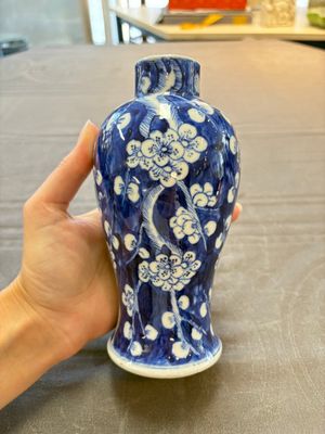 Three Chinese blue and white 'plum blossom' vases and covers, Kangxi mark, 19th C. — 照片 12