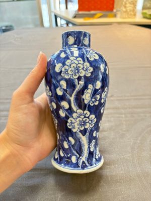 Three Chinese blue and white 'plum blossom' vases and covers, Kangxi mark, 19th C. — 照片 13