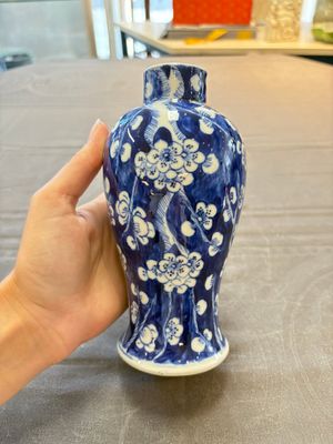 Three Chinese blue and white 'plum blossom' vases and covers, Kangxi mark, 19th C. — 照片 14