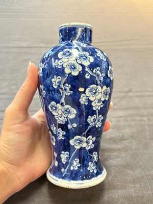 Three Chinese blue and white 'plum blossom' vases and covers, Kangxi mark, 19th C. — 照片 20