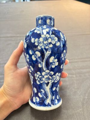Three Chinese blue and white 'plum blossom' vases and covers, Kangxi mark, 19th C. — 照片 2