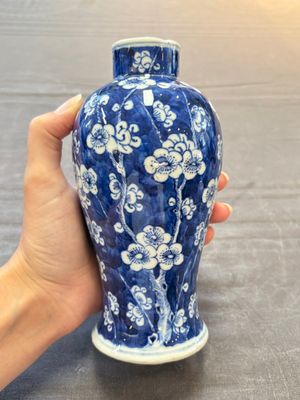 Three Chinese blue and white 'plum blossom' vases and covers, Kangxi mark, 19th C. — 照片 21