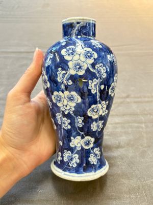 Three Chinese blue and white 'plum blossom' vases and covers, Kangxi mark, 19th C. — 照片 22