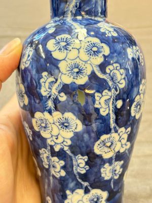 Three Chinese blue and white 'plum blossom' vases and covers, Kangxi mark, 19th C. — 照片 23
