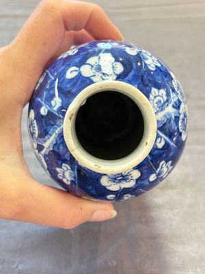 Three Chinese blue and white 'plum blossom' vases and covers, Kangxi mark, 19th C. — 照片 25