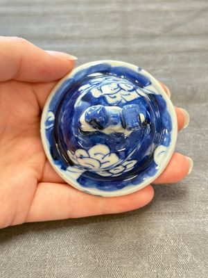 Three Chinese blue and white 'plum blossom' vases and covers, Kangxi mark, 19th C. — 照片 27