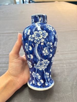 Three Chinese blue and white 'plum blossom' vases and covers, Kangxi mark, 19th C. — 照片 3