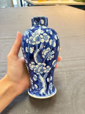 Three Chinese blue and white 'plum blossom' vases and covers, Kangxi mark, 19th C. — 照片 4