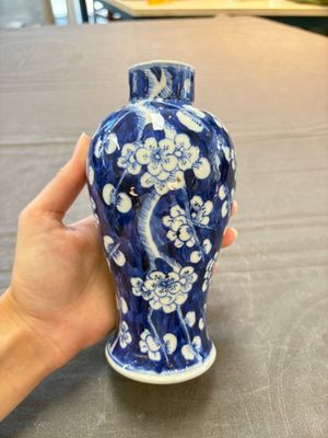 Three Chinese blue and white 'plum blossom' vases and covers, Kangxi mark, 19th C. — 照片 5