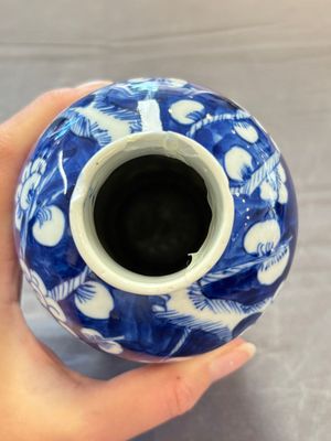 Three Chinese blue and white 'plum blossom' vases and covers, Kangxi mark, 19th C. — 照片 6