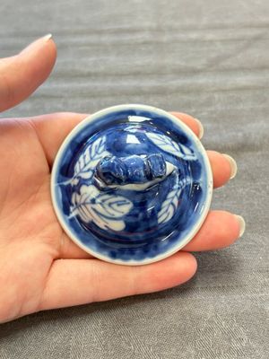 Three Chinese blue and white 'plum blossom' vases and covers, Kangxi mark, 19th C. — 照片 8