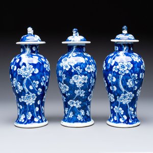 Three Chinese blue and white 'plum blossom' vases and covers, Kangxi mark, 19th C. — 照片 1