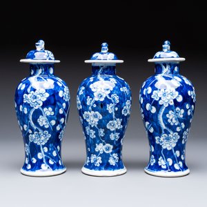 Three Chinese blue and white 'plum blossom' vases and covers, Kangxi mark, 19th C. — 照片 2