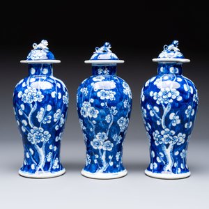 Three Chinese blue and white 'plum blossom' vases and covers, Kangxi mark, 19th C. — 照片 3