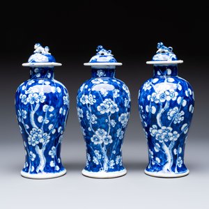 Three Chinese blue and white 'plum blossom' vases and covers, Kangxi mark, 19th C. — 照片 4