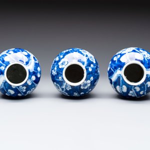 Three Chinese blue and white 'plum blossom' vases and covers, Kangxi mark, 19th C. — 照片 5