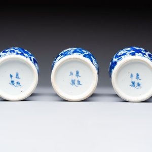 Three Chinese blue and white 'plum blossom' vases and covers, Kangxi mark, 19th C. — 照片 6