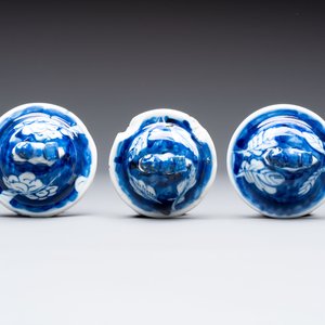 Three Chinese blue and white 'plum blossom' vases and covers, Kangxi mark, 19th C. — 照片 7