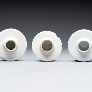 Three Chinese blue and white 'plum blossom' vases and covers, Kangxi mark, 19th C. — 照片 8