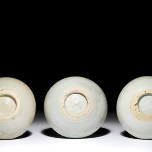 Three Chinese blue and white saucer plates with applied fish, Ming, 15th C. — photo 2