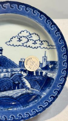 Three Chinese blue and white 'Scheveningen' or 'Nabeshima' plates, Kangxi — photo 3