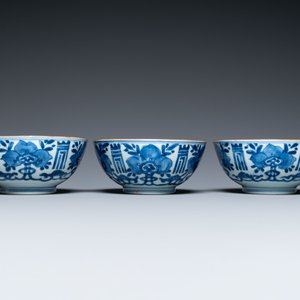 Three Chinese blue and white 'Shou' bowls, Kangxi — 照片 5