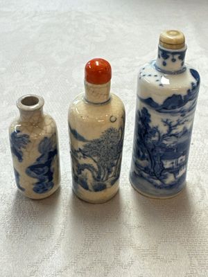 Three Chinese blue and white snuff bottles with landscapes and 'Buddhist Lions', Yongzheng marks, 19th C. — photo 1